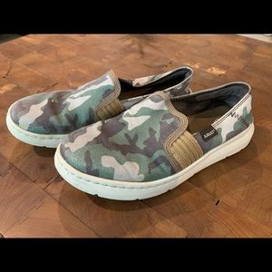Ariat camo slides